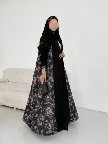 عباية كريب اسود مع تفتة جاكار هندي