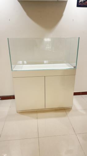 حوض سمك كريستال 120 سم بقاعدة خشبية