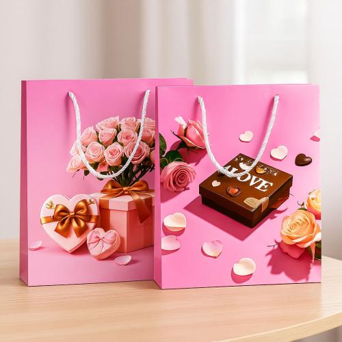 أكياس هدايا بطابع رومانسي بطباعة ورود وعلب هدايا