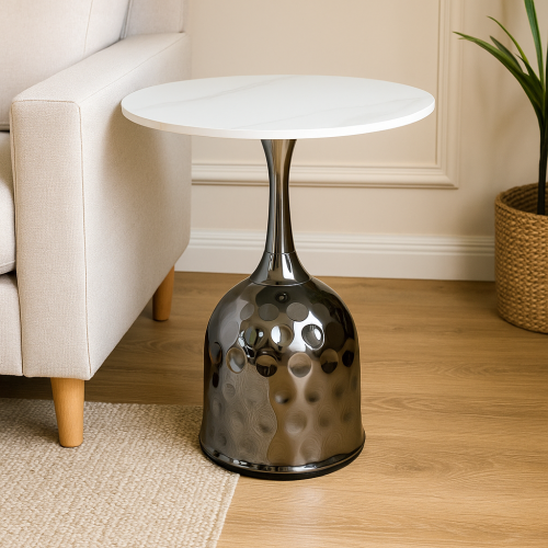 طاولة قهوة دائرية بسطح أبيض وقاعدة كروم عصرية