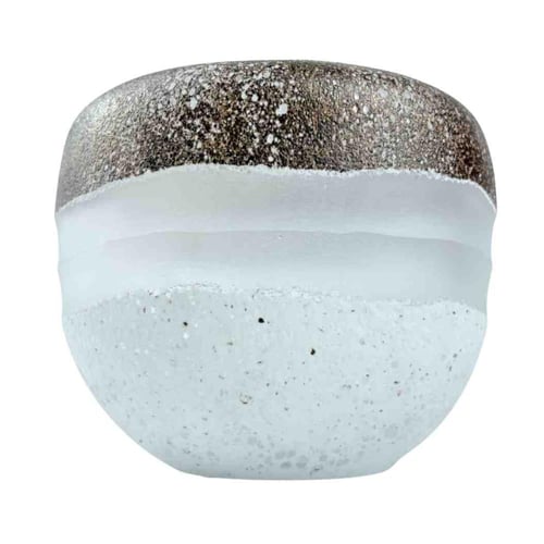 مزهرية سيراميك بتدرجات البني والأبيض