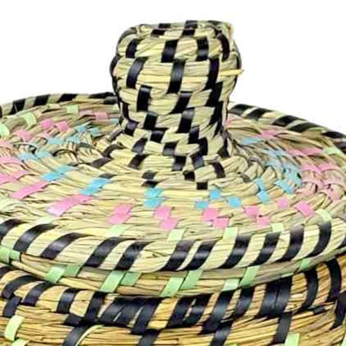 سلة خوص بغطاء مزخرف