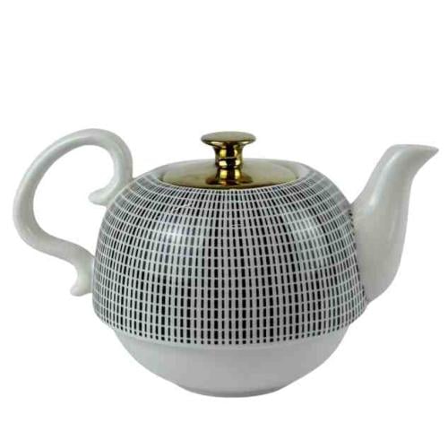 إبريق شاي خزفي بغطاء ذهبي وتصميم شبكي