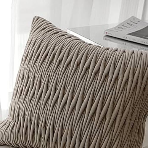 وسادة تزيين بلون موحد ونقش بارز