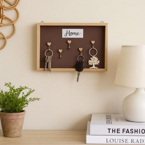 لوحة حائط خشبية لتعليق المفاتيح بلمسة ديكور منزلي