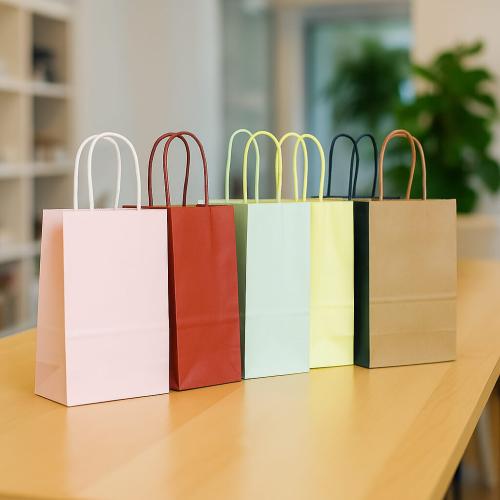 أكياس ورقية ملونة بمقابض
