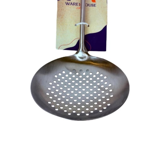 مغرفة معدنية للتصفية بمقبض خشبي