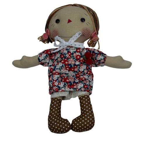 دمية قماشية بملابس مزهرة