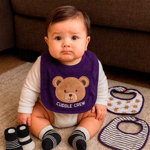 طقم مريلة وجوارب للرضّع – 3 مرايل + زوجين من الجوا...