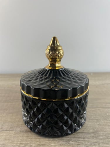 علبة تخزين زجاجية فاخرة بنقوش بارزة وغطاء ذهبي