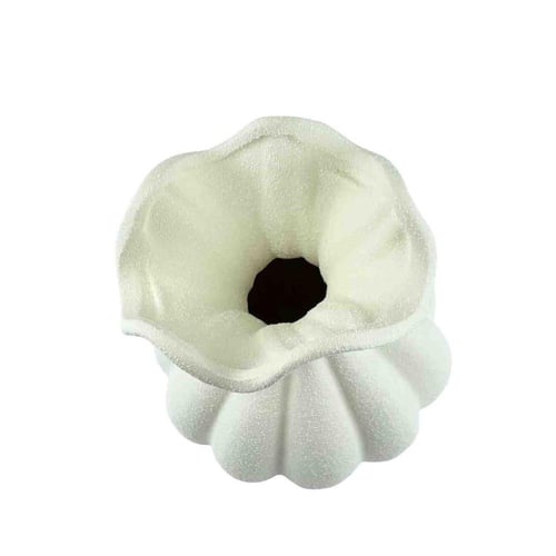 فازة خزفية بتصميم منحوت متموج ولمسة بيضاء مطفية