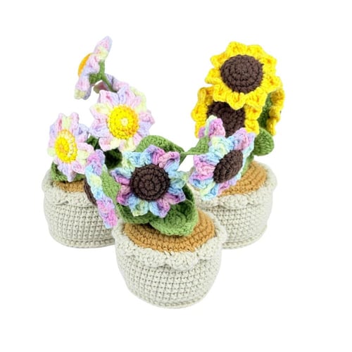 زهور كروشيه ملونة في أصيص يدوي