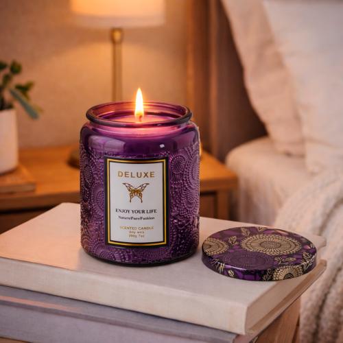 شموع معطرة في أوعية زجاجية