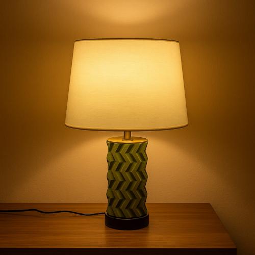 مصباح طاولة بقاعدة سيراميكية خضراء