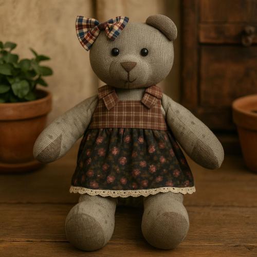 دب محشو قماشي أنتيك بفستان تراثي