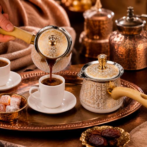 ركوة قهوة تركية مزخرفة بغطاء ومقبض خشبي – 550 مل