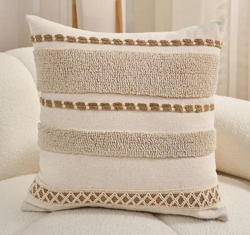 وسادة زخرفية بنمط شرائط بارزة