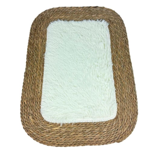 سجادة ديكور بفرو ناعم وإطار خوص طبيعي