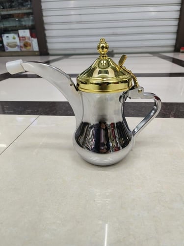 دلة قهوة بغطاء ذهبي