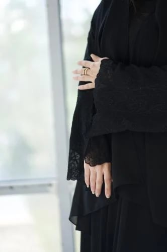 عباية لُجين دبل كلوش شيفون أسود مبطن بتطريز للأكمام مع طرحة