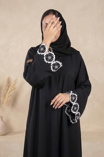 عباية كريب انترنت كلوش مطرزة زهور ملون على الكم و أسفل العباية مع طرحه