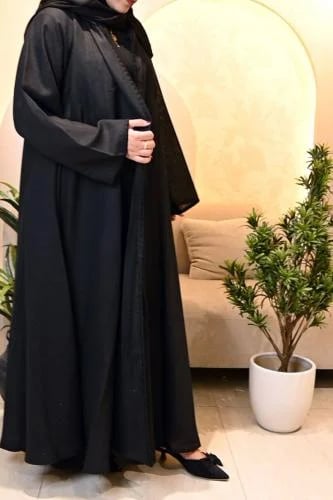 عباية ندى لينن صيفي أسود بتصميم دبل كلوش وتطريز على الأطراف مع طرحة