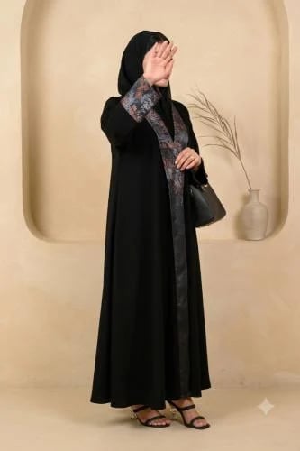 عباية صحارى لف سوداء كريب بلاك بيري مع قماش جاكار ملون من الامام وعلى الأكمام مع طرحه