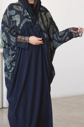 عباية دانة فراشة حرير أسود مع تدخيلة شيفون مشجر وأكمام دانتيل وطرحة