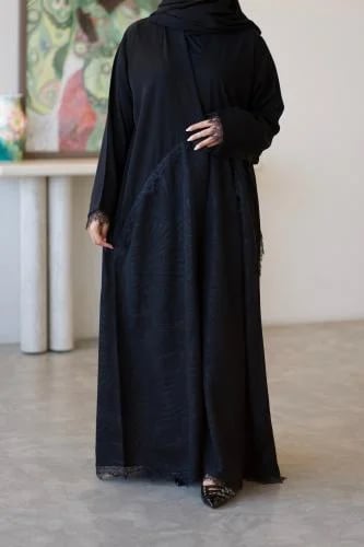 عباية اروى سوداء قماش بلاك بيري بتدخيلة جاكار مشجر ودانتيل مع طرحة بطرف جاكار