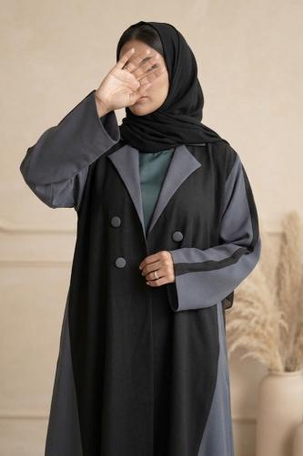 عباية كتان بليزر أسود بتدخيلات قماش رصاصي وأزرار على الصدر مع طرحه سوداء