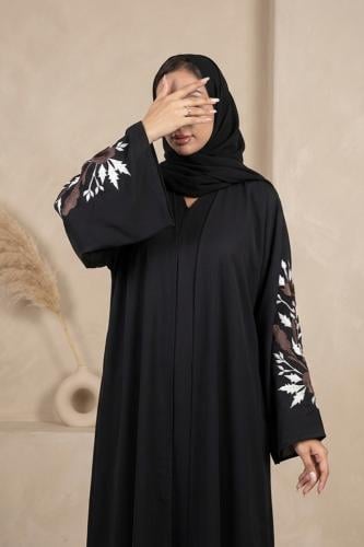 عباية انترنت كلوش سوداء بأكمام واسعه مطرزة ابيض وبني مع طرحه سوداء
