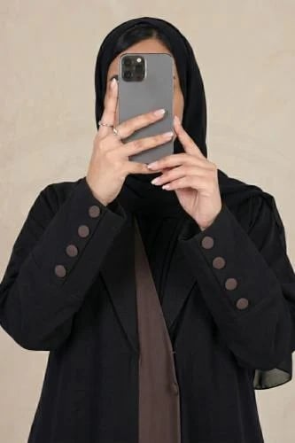 عباية كلاسيك سوداء بتدخل لون بني موكا مع طرحه