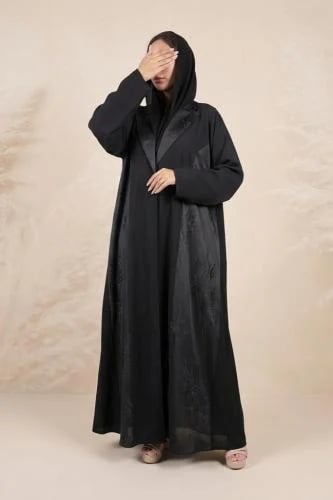 عباية كريب انترنت سوداء كلوش بليزر مع تدخيلات قماش جاكار منقوش اسود على الصدر والجنب العباية مع طرحه