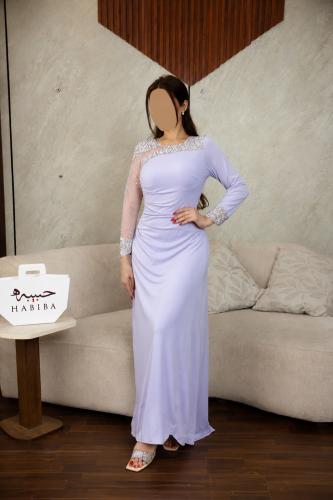 فستان سهرة باللون الليلكي الفاخر بتطريز كريستالي فضي وكتف شفاف مرصّع – تصميم طويل راقٍ بقصة انسيابية || حبيبه فاشن