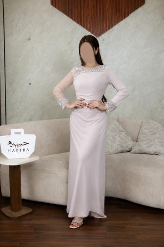 فستان سهرة بلون وردي بودري هادئ بتطريز كريستالي فضي فاخر وكم تل شفاف مرصّع – تصميم طويل بقصة انسيابية أنيقة || حبيبه فاشن