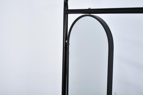 علاقة ملابس مودرن معدنية بأرفف خشب ومرآة