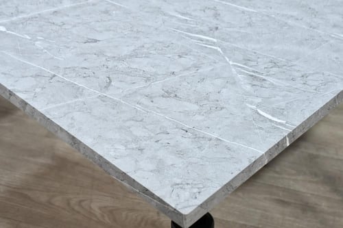 طاولة طعام خشب بأرجل معدنية 4 كراسي رمادي