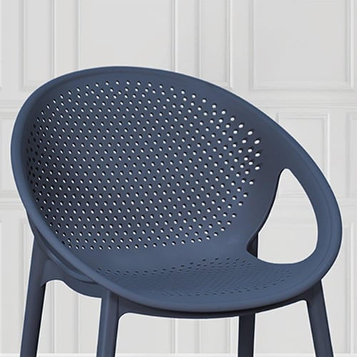 كرسي بلاستيك بظهر مثقّب