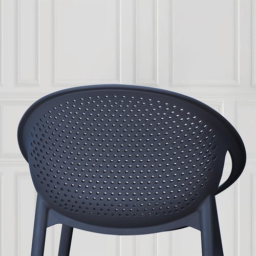 كرسي بلاستيك بظهر مثقّب