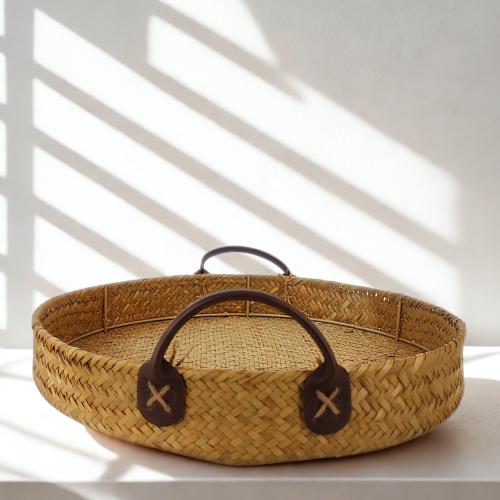 صحن خوص بمقبض جلدي