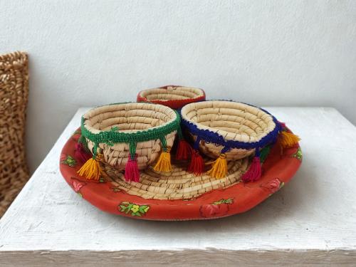 شالكي صحن مع ثلاثة اصناف مزينة