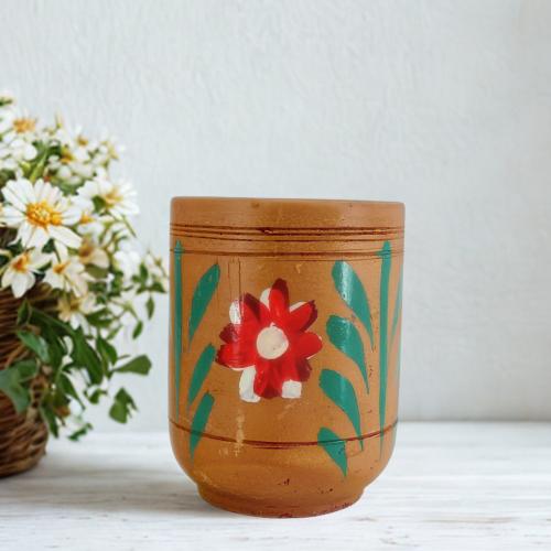 كأس فخار ملون