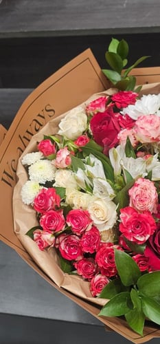 باقة ورد فاخرة – تغليف فرنسي أنيق