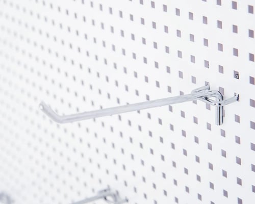 رفوف سوبرماركت مخرم جداري لون ابيض