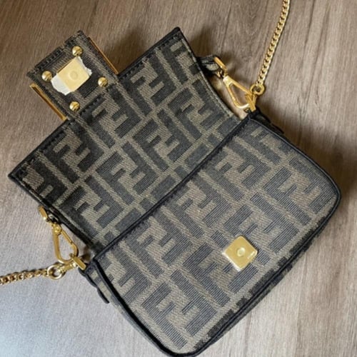 سم 16 Fendi Baguette Bag