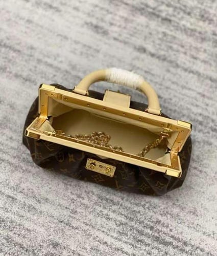 لوي فيتون مونجرام كلاتش مقاس28cm