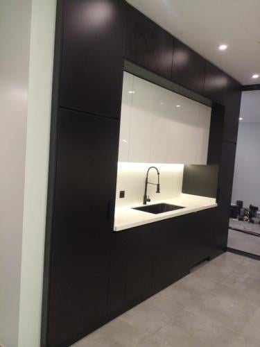 مطبخ المنيوم قطاع خاص مع درف خشب الماني او ايطالي...