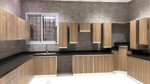 مطبخ المنيوم قطاع خاص مع درف دبل فرمايكا مع سطح رخ...