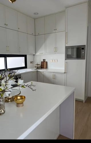 مطبخ المنيوم قطاع خاص مع درف كلادنج مع سطع رخام صن...