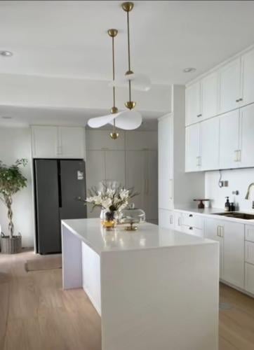 مطبخ المنيوم قطاع خاص مع درف كلادنج مع سطع رخام صن...